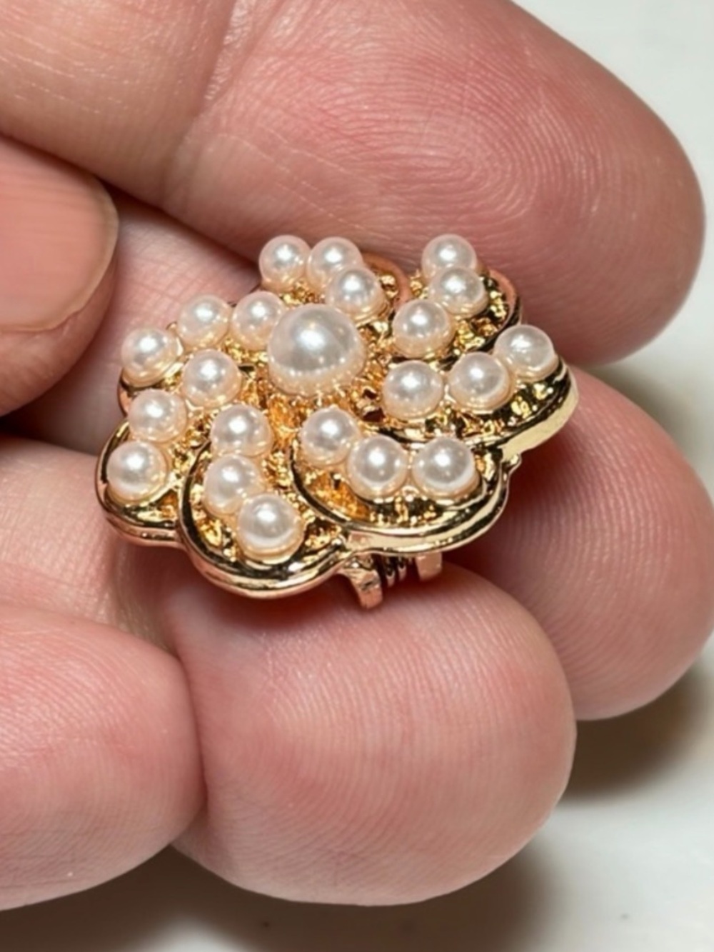 Elegant Gold & Pearl Swirl Brooch. - Picture 3 of 5
